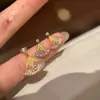 Mismo Estilo que los Pendientes Pequeños en Forma de Abanico con Diamantes y Baño de Oro de la Tienda Puzuo Gold para Mujer, Pendientes Versátiles Elegantes de Estilo Vintage de Moda, Regalo para Novia