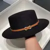 Sombrero de Ala Plana Estilo Británico para Mujer Otoño e Invierno Lana Ala Corta Hebilla de Cinturón Versátil Sombrero de Jazz Moda Europea y Americana Versátil Retro