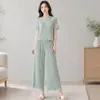 Novo conjunto de moda feminino 2026 com estampa floral em seda gelo, apresentando calças plissadas, de corte solto e curtas, e uma blusa de gola redonda, vendido como um conjunto de duas peças