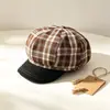 Sombrero octogonal versátil de estilo británico retro con estampado de cuadros, un sombrero chic y fresco para mujer, dulce y lindo, hace que la cara se vea más pequeña, gorra de repartidor