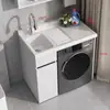 Gabinete de lavandería para balcón de aluminio tipo panal con lavadora integrada, incluyendo una tabla de lavar y un fregadero de piedra de cuarzo artificial con una barrera de agua