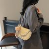 Bolsa de Axila de Couro Macio de Textura de Alta Qualidade Feminina 2025 Novo Design Nicho Bolsa de Compartimento Único Moda Versátil Estilo Ocidental Bolsa Transversal