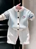 Estilo Coreano Niños 2026 Primavera/Otoño Nuevo Estilo Universitario Cárdigan de Punto Bordado Rayado Azul Pantalones Casuales Blancos para Niños
