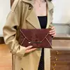 Bolsa Pequeña Cuadrada de Mano Estilo Coreano al por Mayor para Mujer 2025 Otoño Nuevo Patrón de Serpiente Bolsos tipo Sobre de Lujo Ligero Bolsa para Viajes y Eventos