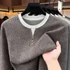 Sudadera de cuello alto de imitación de dos piezas para hombre, nueva colección otoño 2026, ribete en color contrastante, base de color liso, camiseta de punto de manga larga para hombre