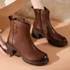Botas de tornozelo com sola macia, botas femininas de algodão com forro de fleece para aquecimento, sapatos de couro, novo estilo outono/inverno 2026, botas simples, botas estilo Martin de cano médio para mulheres