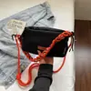 Bolsa de Lona com Design de Nicho para Mulheres 2026 Novo Estilo Bolsa de Ombro Transversal com Corrente Trançada Bolsa Almofada Versátil Casual Bolsa Pequena