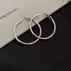 Pendientes de Aro de Aguja Plateada Transfronterizos Europeos y Americanos, Estilo Minimalista Metálico, Pendientes Versátiles Simples de Moda con un Diseño Único