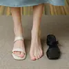 Sandalias de verano 2026 estilo francés de cuero suave con tiras y punta abierta para mujer, sandalias de tacón grueso de moda versátiles para mujer