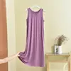 Nuevo modelo de verano modal talla grande plisado cuello redondo suelto casual, versátil adelgazante vestido para casa, vestido sin mangas