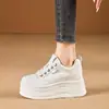 Zapatillas blancas para mujer con plataforma oculta para aumentar la altura 2026 nuevo estilo otoño plataforma estilo coreano zapatos casuales para mujeres bajas zapatos de mujer con suela gruesa de 10 cm