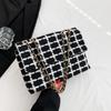 Bolso de lana de otoño e invierno para mujer, bolso cuadrado pequeño versátil de gran capacidad a cuadros, nuevo bolso de mensajero de hombro con cadena retro 2023