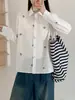 Camisa Branca Bordada Feminina, Manga Longa, Corte Solto, Versátil, Estilo College, Camisa Artística, Top Jaqueta Fina com Proteção Solar