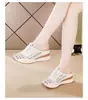 Meias Pantufas Fechadas Respiráveis Vazadas para Mulheres, Adequadas para Uso Externo, Salto Anabela de Verão 2026, Sola Grossa, Leves, Confortáveis Pantufas Fechadas para Mulheres