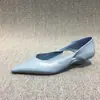 Sapatos femininos europeus 2023 primavera e outono novos couro de cera de óleo moda vazado salto gatinho sapatos femininos bico fino confortáveis salto baixo sapatos de salto baixo