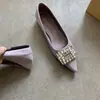 Zapatos de tacón elegantes de punta cuadrada con hebilla de strass y boca poco profunda, estilo de moda nuevo para verano 2026, con aumento de altura oculto, zapatos de vestir versátiles