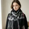 Bufanda a cuadros de bloques de color nueva para mujer, versátil y cálida para el invierno, adecuada para parejas como chal o calentador de cuello