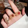 Anel estilo corte com toque antigo, cor vermelho rubi, formato de folha de ovo de pombo, anel de dedo indicador com zircônia retrô, joia de mão com temperamento luxuoso