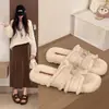 Pantuflas de algodón para exteriores de otoño e invierno, pantuflas peludas para mujer, estilo coreano, antideslizantes, de suela plana, con diseño de una sola tira y hebilla metálica, hechas de material de felpa