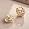 Aretes Florales de Perla con Baño de Oro Real de 18 Quilates con un Ambiente de Hada, Modernos y Dulces, Aretes Versátiles
