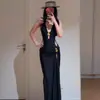 Vestido Largo Negro Hueco que Estiliza la Figura y Cubre el Cuerpo, Escote en V Profundo, Sexy y de Alta Gama Conjunto de Bikini de Tres Piezas para Vacaciones en la Isla y Aguas Termales
