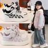 Sapatos para Meninas 2026 Outono Novo Modelo Tênis Casuais Esportivos Infantis para Meninos Respiráveis Solado Macio Tênis Brancos para Crianças Maiores