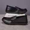 Sapatos casuais de couro são confortáveis, simples, versáteis e adequados para dirigir.. São mocassins de calçar com sola macia para homens.