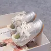 Novos Sapatos Infantis para Meninas Primavera e Outono 2026, Sapatos de Bebê com Solado Macio e Superfície de Couro, Tênis Cartoon para Crianças Pequenas, Sapatos de Treino Alemães