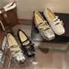 Los zapatos planos de ballet son cómodos y lucen espectaculares con una falda de corte bajo.. Estos son los nuevos zapatos Mary Jane estilo coreano 2026 para mujer, diseñados para añadir altura.