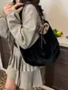 Bolso peludo de gran capacidad para otoño e invierno para mujer, nuevo estilo 2025, bolso cruzado versátil para el día a día, bolso peludo de un solo hombro para debajo del brazo