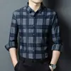 Nueva camisa de invierno para hombre con forro polar, manga larga, engrosada, ropa para hombres de mediana edad y mayores, camisa cálida a cuadros con rayas cepilladas para hombre