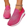 Zapatos casuales deportivos para mujer de comercio exterior europeo y americano, nuevo modelo de verano 2026, tacón de cuña, punta redonda, zapatos slip-on para mujer con pedrería