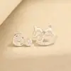 Novos Brincos Assimétricos Fofos com Cravejamento de Diamantes e Pinos de Prata 925 Banhada a Prata, Brincos de Stud com Signos do Zodíaco Animal para Mulheres