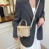Bolsa Tote Caixa Brilhante Fashion para o Dia a Dia Bolsa de Ombro Simples Retro Europeia e Americana Versátil de Nicho Transversal Bolsa Feminina