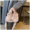 Bolsa de Ombro Feminina Moda Outono e Inverno Novo 2024 Bolsa de Mão de Pelúcia Simples Estilo Ocidental Bolsa Transversal Texturizada