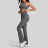 Conjunto de roupa esportiva two-piece com blocos de cor, incluindo sutiã canelado, calça flare, calça de yoga slim fit e regata push-up para yoga