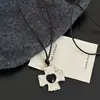 Colar Pingente Cruz de Pedra Olho de Tigre em Formato de Coração para Mulheres, Corrente Longa de Suéter de Nicho de Alto Padrão, Acessório de Gola Alta para Outono e Inverno