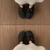 2026 Novos Sapatos Birkenstock Cinza de Lã Retrô Francês para Outono e Inverno com Aumento de Altura Escondido e Pelo Quente para Mulheres Usarem ao Ar Livre