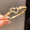 Pulseira com Fivela de Zircônia Banhada a Ouro Real 18K, Exquisita e Fashion, Pulseira Versátil com um Toque de Luxo Leve e de Alto Padrão para Mulheres