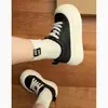 Zapatillas cómodas de plataforma gruesa para aumentar la altura, para mujeres bajitas, nuevo estilo de otoño 2026, zapatos casuales versátiles para combinar con faldas
