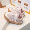 Tênis Forrest Gump Feminino Tendência Infantil 2026 Sapatos Infantis de Outono Sapatos Infantis Velcro Decoração de Laço Solado Macio Sapatos de Treino Alemães