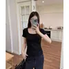 Foto Real de una Camiseta Gris Simple y Elegante de Cuello Cuadrado y Manga Corta para Mujer, Estilo Veraniego con Pliegues Únicos, Ceñida a la Cintura, Adelgazante y Ajustada