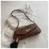 Bolsa de Ombro Estilo Coreano Retrô com Fivela Bolsinha Baguete Feminina Verão 2026 Cor Sólida Simples Bolsa de Ombro Bolsa com Textura de Nicho