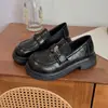 Mocassins de boca funda com sola grossa, sapatos únicos versáteis 2026 couro macio slip-on sola macia estilo britânico novo confortável tecido de primavera e outono