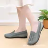 Sapatos de Tela Femininos 2025 Verão Novo Estilo Solado Macio Boca Rasa Slip-On Preguiçosos Casuais Sapatos de Tela Respirável Sapatos para Mãe