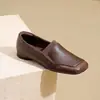 Zapatos para mujer con suelas cómodas y suaves, nuevo modelo otoño 2026, mocasines slip-on de punta cuadrada, zapatos de un solo color de tacón bajo con corte profundo