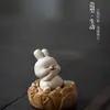 Mascota de té de conejo de arena púrpura con repollo sentada en el suelo ganando dinero decoración de bandeja de té para jugar al té escultura pequeña accesorios para juego de té