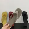 Sandalias Planas de Punta Cuadrada de Moda 2026 con un Hermoso Diseño de Espiga, Pantuflas Estilo Hada, Versión Coreana, Nuevas Pantuflas de Terciopelo de Verano para Uso en Exteriores