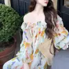 Vestido floral de feriado ultralindo estilo francês com mangas sino ombro a ombro, vestido longo de fada com proteção solar e fluido para primavera e verão