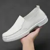 Sapatos Brancos Masculinos Sapatos de Enfermeiro Perfurados Respiráveis Antiderrapantes Resistentes ao Desgaste Casuais Sapatos de Plataforma Planos para as Pernas Sapatos de Couro Masculinos Sapatos com Furos